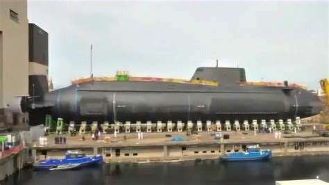 朝鲜首艘核攻击潜艇下水，对美韩造成多大威胁？_凤凰网资讯_凤凰网
