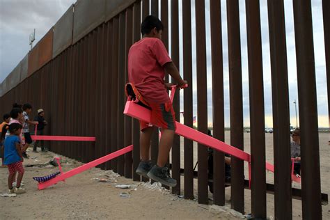 特朗普，我们来了！首批中美洲大篷车移民爬上边境墙