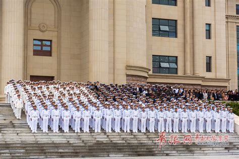 海军大连舰艇学院学员毕业 可爱妹子扔帽庆祝 - 视点聚焦 - 福建妇联新闻