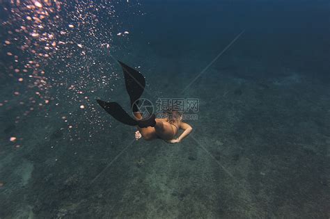 女性在海里潜泳高清图片下载-正版图片501870518-摄图网