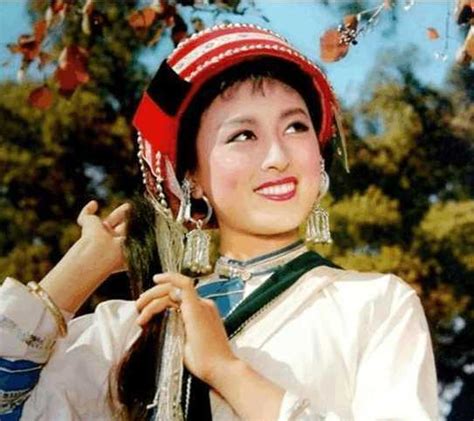 她有中国美神之称，靠《五朵金花》成名，28岁精神问题找不到对象