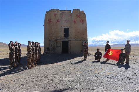 军营洋溢喜庆氛围！西藏军区日喀则军分区实时收听收看二十大开幕盛况
