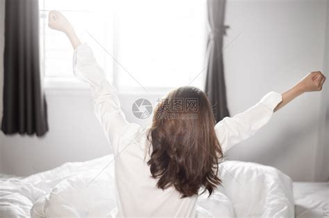美丽的女人早上醒来睡在床高清图片下载-正版图片307222007-摄图网