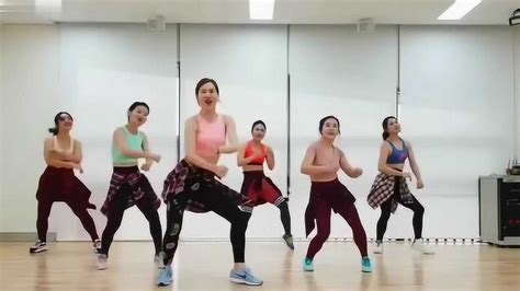 精选广场舞《一万个舍不得》，扭腰收腹健身操，32步舞曲让你瘦全身_腾讯视频