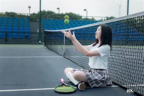 挥拍子击球的网球运动美女高清jpg格式图片下载_熊猫办公
