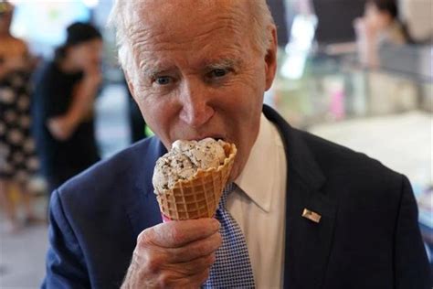 美国总统拜登访问俄亥俄州 吃冰淇淋与民众交谈合影_凤凰网