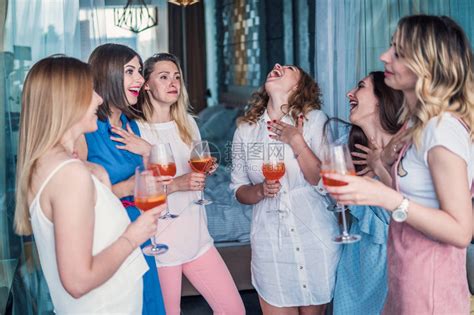 女孩派对美丽的女朋友在单身派对上玩得开心他们在母鸡派对上庆祝和喝香高清图片下载-正版图片505266795-摄图网