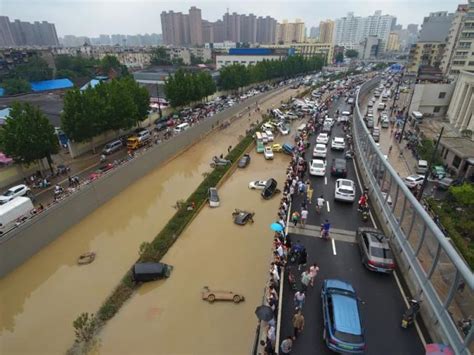 图集丨内涝下郑州水淹车数量众多 京广隧道清理正处于攻坚阶段