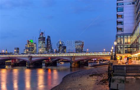 伦敦市中心建筑全景与泰晤士河日落黄昏伦敦英国高清图片下载-正版图片300856770-摄图网