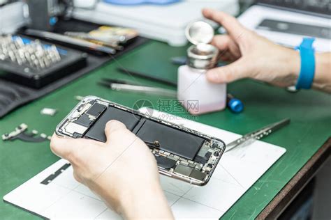 在修理车间修理智能电话的技术师其修补技高清图片下载-正版图片503997490-摄图网