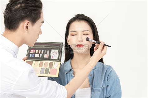 化妆师给模特化妆高清图片下载-正版图片501400166-摄图网