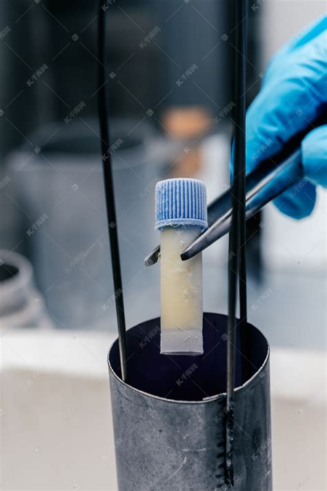 利用超低温冷藏技术，将精液储存在精子库专用液氮罐中，-196℃保存