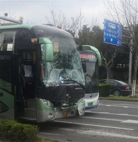 险！金海路上两辆大巴追尾 车上11名返校学生受轻微伤_上海滩_新民网