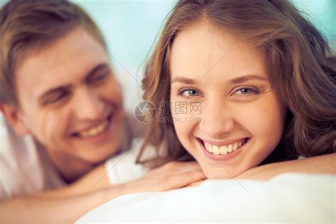 快乐的女孩和男朋友在高清图片下载-正版图片502706827-摄图网