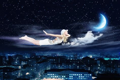 晚上梦轻的金发女孩夜空中飞翔高清图片下载-正版图片300304847-摄图网