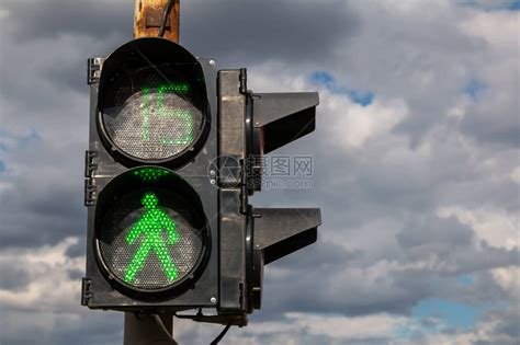 红绿灯路口可以进入辅路吗_十字路口辅路进入主路 - 随意云