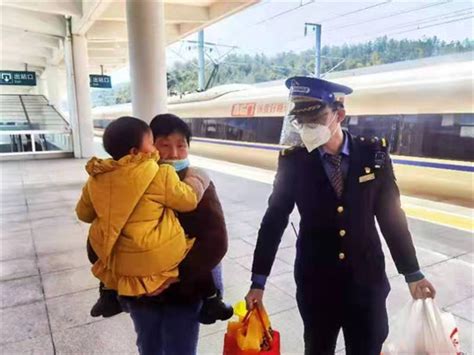 小长假首日迎来铁路高峰 郑州10万人次坐高铁出行_手机新浪网