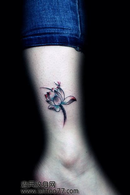 女孩子腿部漂亮的莲花纹身图案
