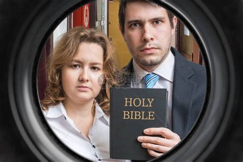 耶和华见证人在门后看圣经高清图片下载-正版图片502718938-摄图网