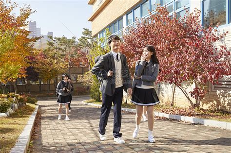 穿着校服上学的韩国初高中生高清图片下载-正版图片502237474-摄图网