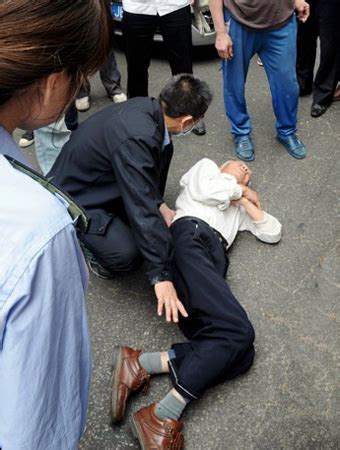 老人路边摔倒，济南公交驾驶员伸出援手-齐鲁晚报·齐鲁壹点