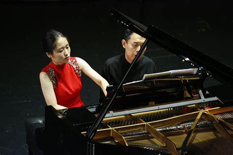 亚洲职业歌手和钢琴家在录音室工作和讨论新高清图片下载-正版图片502615653-摄图网
