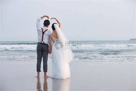 镜子表示青年婚纱店婚纱新婚夫妇婚礼准备高清图片下载-正版图片502114873-摄图网