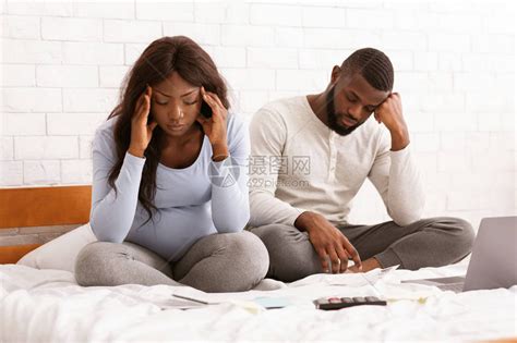 心烦意乱的孕妇和她的丈夫计划家庭预算高清图片下载-正版图片503919840-摄图网