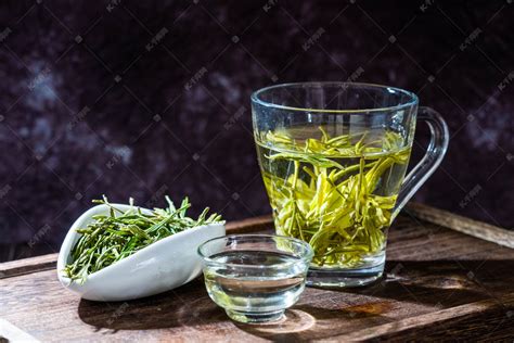 茶叶和绿茶图片-桌子上的绿茶和茶叶素材-高清图片-摄影照片-寻图免费打包下载