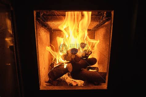 柴火在炉子里燃烧高清图片下载-正版图片505801839-摄图网