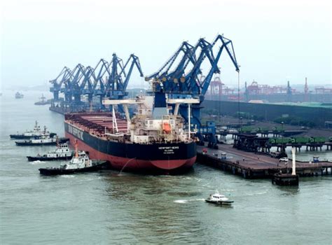 江苏海事局 图片新闻 20万吨级超大型船舶首靠南通如皋港