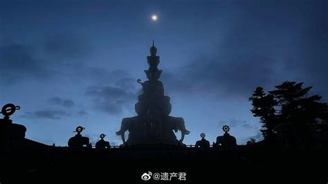 “峨眉山月半轮秋”，夜空中月亮挂在普贤菩萨像上方……__财经头条