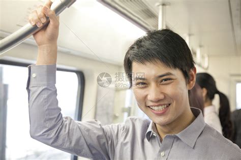 地铁里的年轻人高清图片下载-正版图片507115408-摄图网