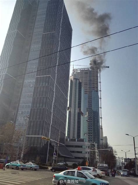 山东新闻大厦西侧在建大楼楼顶失火(图)_凤凰资讯