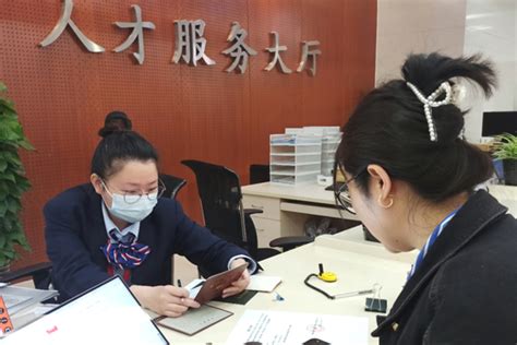 “贤才服务”大行动，人才落户稳增长_图片新闻_上海市人力资源和社会保障局
