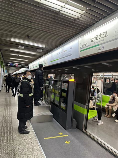 上海世纪大道地铁站早高峰客流恢复至四五成，“戴N95的乘客多了”_手机新浪网