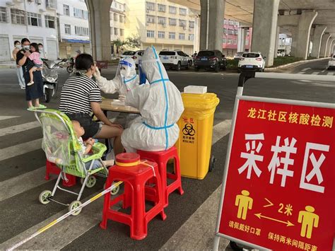 信阳日报-图片-长虹社区：市民积极参与核酸检测