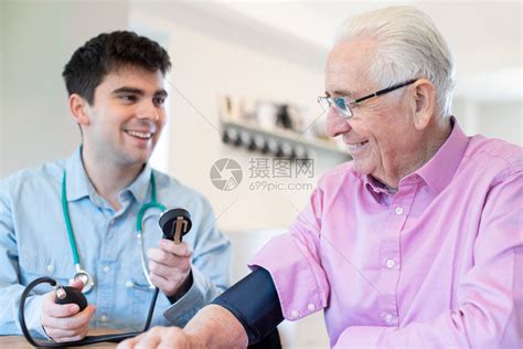 70岁的老年人，血压多少算正常？在这个范围内较为安全