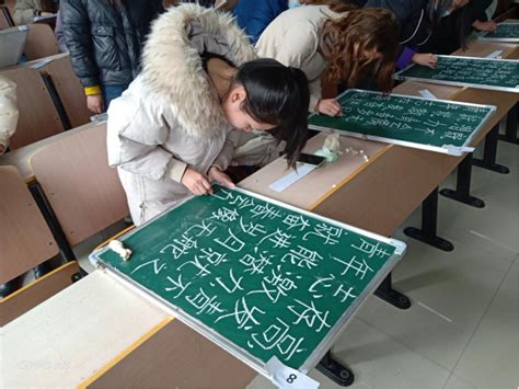 永平小学举行青年教师粉笔字培训活动