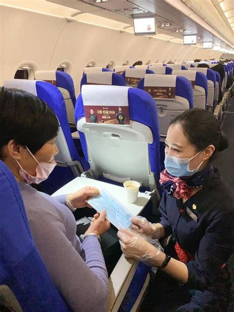 战疫情 温情在客舱 东航四川分公司客舱乘务组倾心服务旅客 - 中国民用航空网