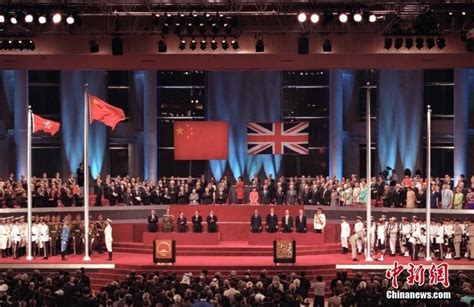 1997年香港回归珍贵老照片：中国国旗冉冉升起，末代港督黯然离场_彭定康