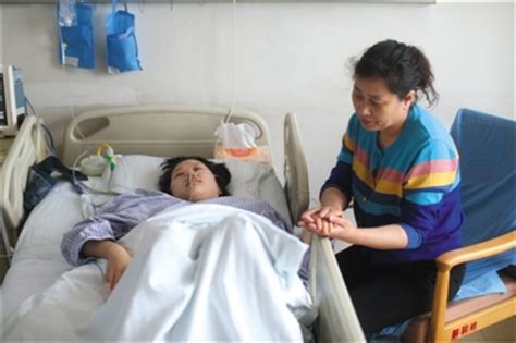 22岁妹妹割肝救肝衰竭的姐姐 姐夫跪地感谢_国内新闻_海峡网
