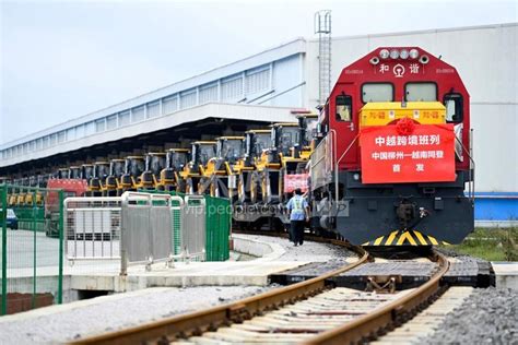 广西柳州：首趟企业定制中越跨境班列发车-人民图片网