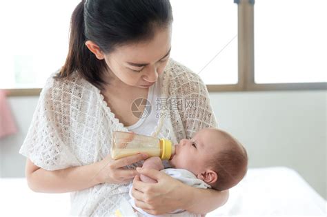 喂养婴儿亚洲母亲用奶瓶给刚出高清图片下载-正版图片503393859-摄图网