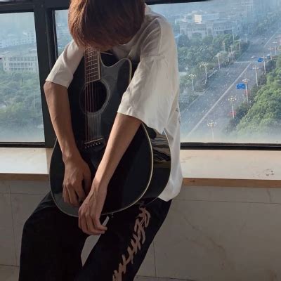 男生低头非主流头像