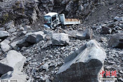 30多名驴友峡谷探险遇意外 10吨巨石滚落压住1人-浙江城镇网