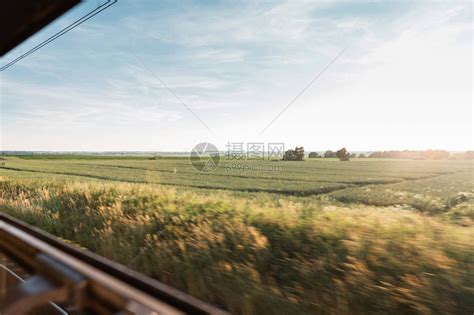 在阳光明媚的夏日从火车窗上俯视田野高清图片下载-正版图片506122264-摄图网