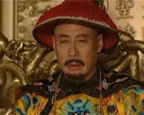 《雍正王朝》康熙圈禁老十三胤祥的时候，为何把帽子摘了又戴上
