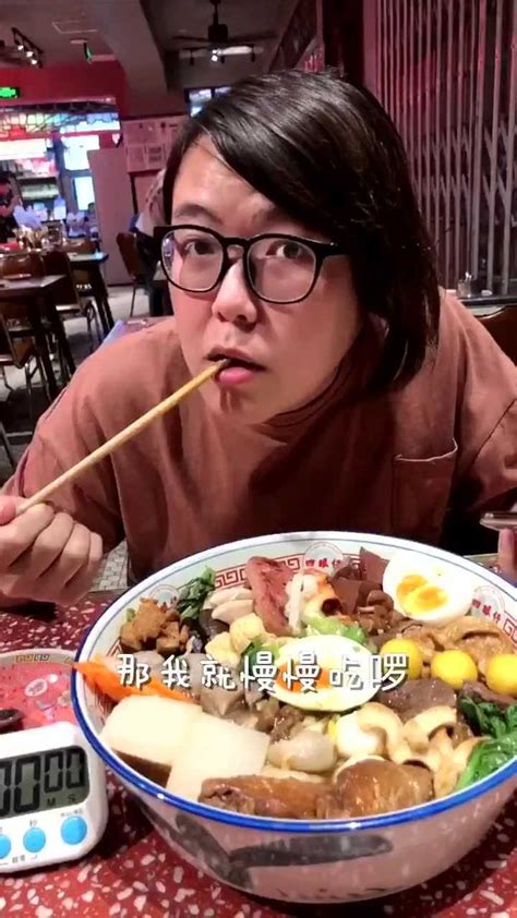 韩国大胃王吃播视频：卡妹 拉面和香肠