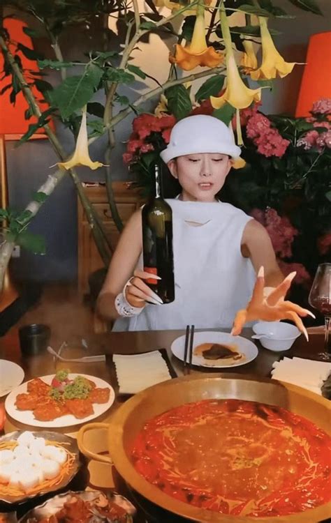 63岁杨丽萍湖边吃饭！与母亲共喝一碗汤，6个菜碟摆满一桌(3)-中国娱乐